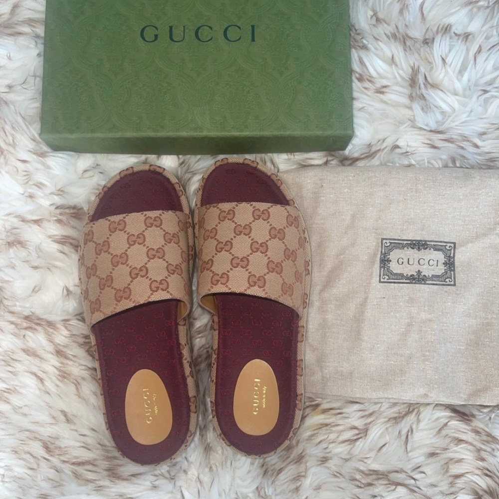 Gucci Beige GG Supreme Canvas Slides with Burgundy Insole